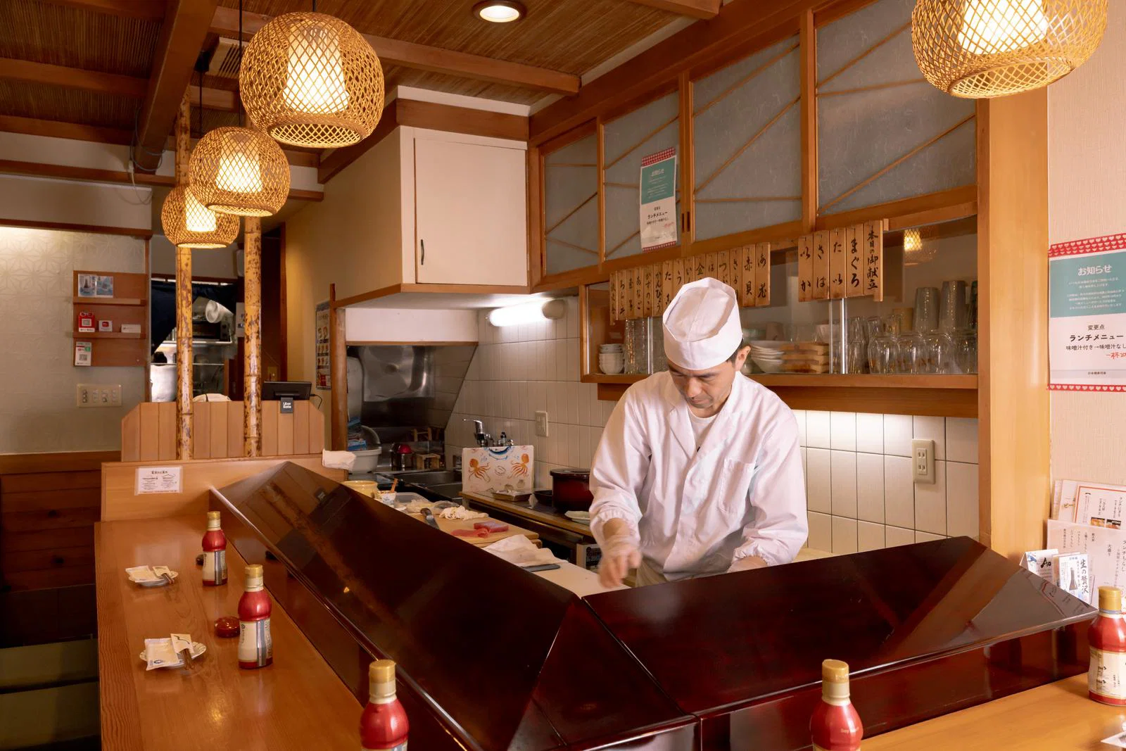 カウンター越しに握る職人と落ち着いた店内の様子