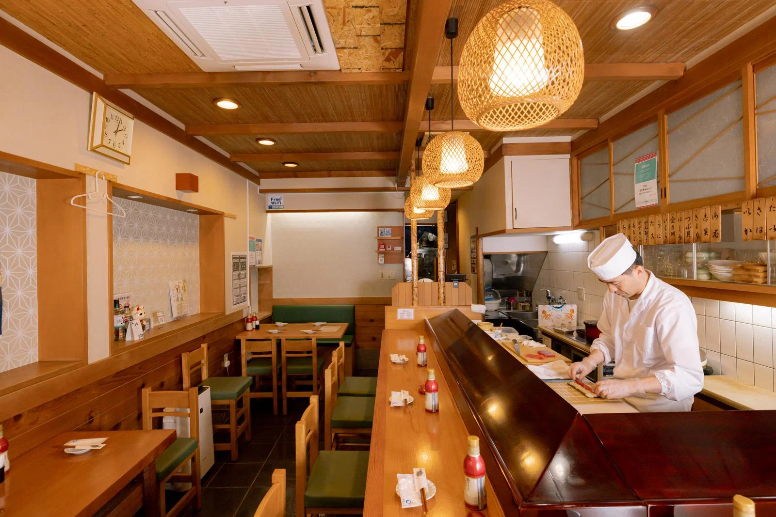 カウンター越しに握る職人と店内の様子