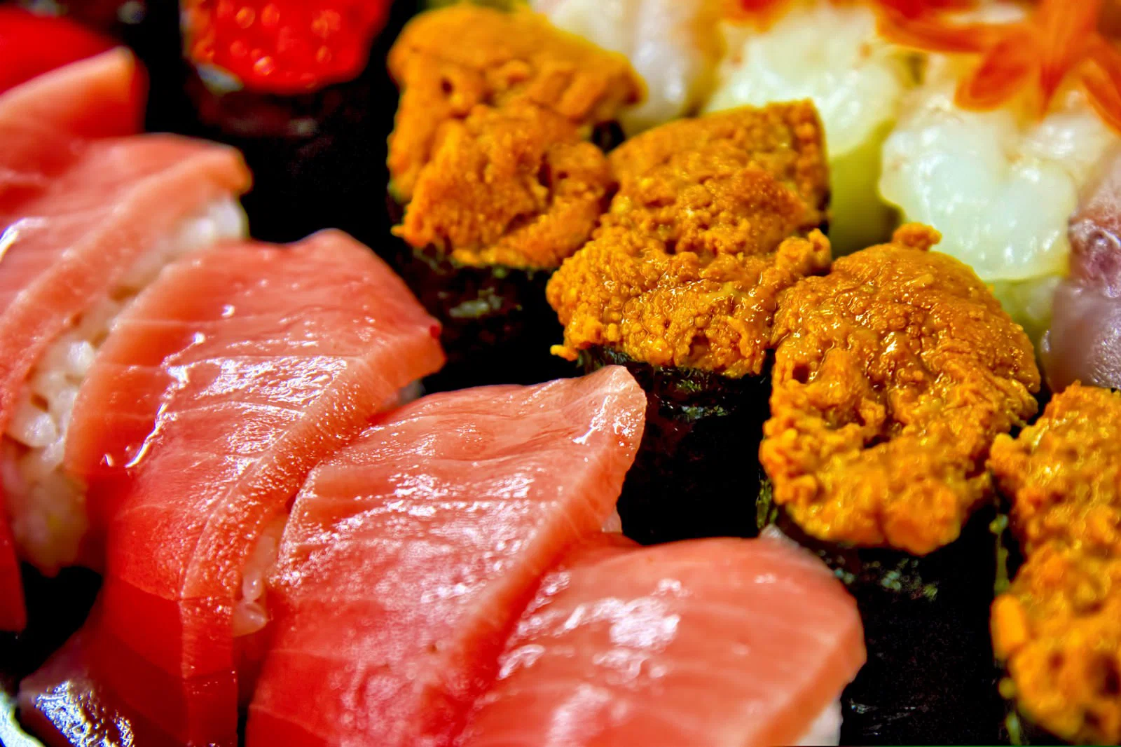 中トロ・うに・甘えびなど握りの盛り合わせ